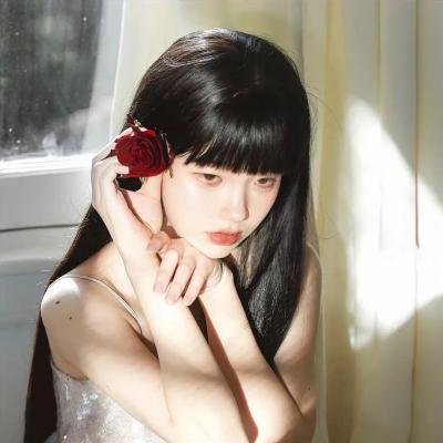 出墙红杏两家春
